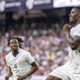 Breel Embolo (à droite) et Johan Manzambi ont tous deux marqué face aux Etats-Unis. KEYSTONE/JEAN-CHRISTOPHE BOTT